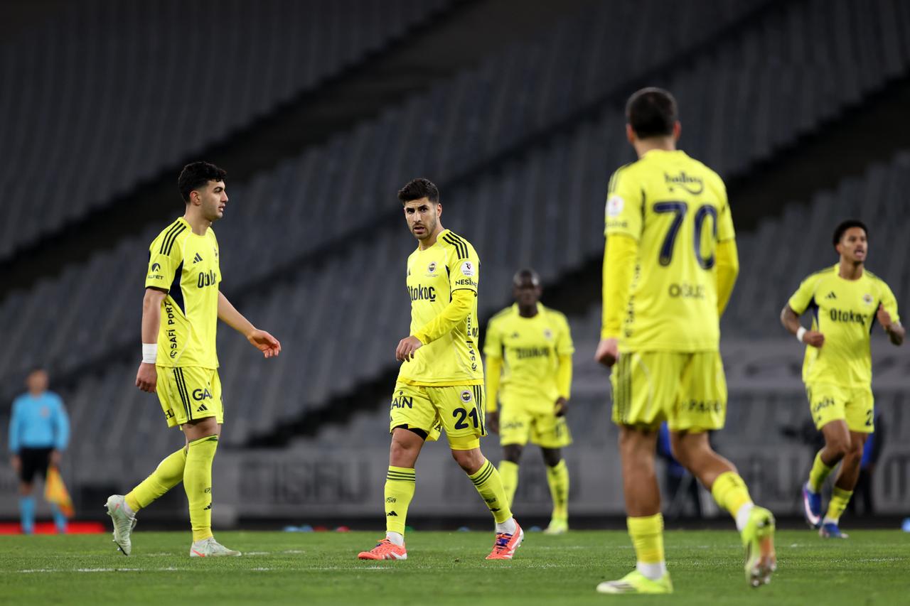 Fenerbahce holds emergency meeting after 2–0 defeat, questions over Tedesco