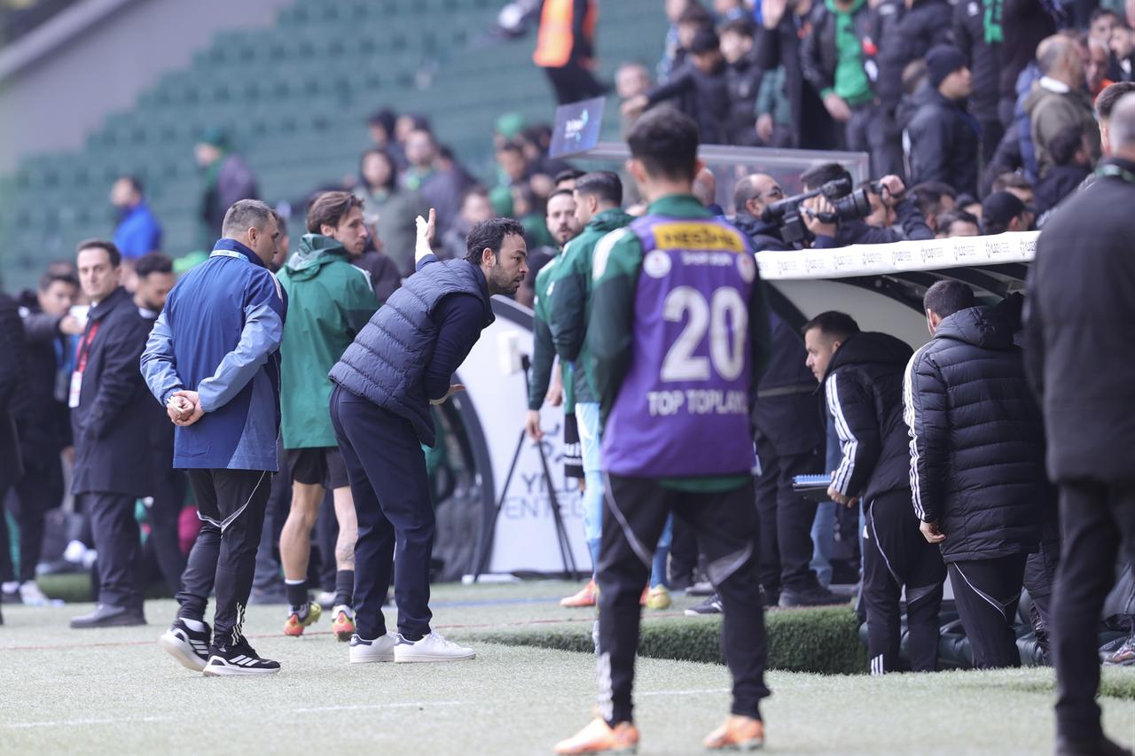 Turkish coach pulls entire bench to locker room after controversial penalty call