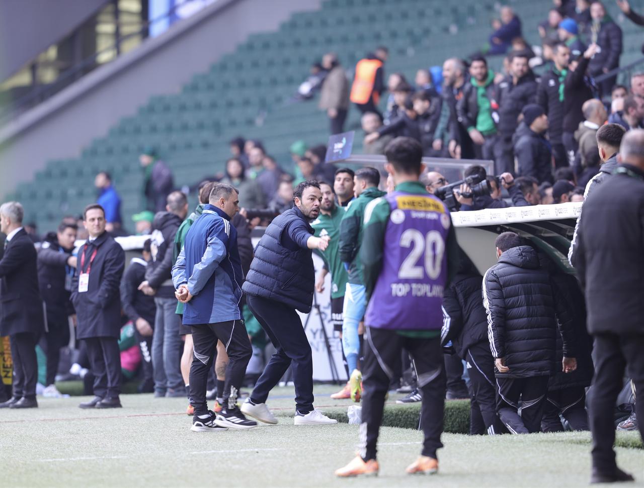 Kocaelispor head coach Selcuk Inan directed the players and staff on the bench to leave the sideline and go to the locker room following a late penalty decision. Kocaeli, Türkiye, March 14, 2026. (AA Photo)