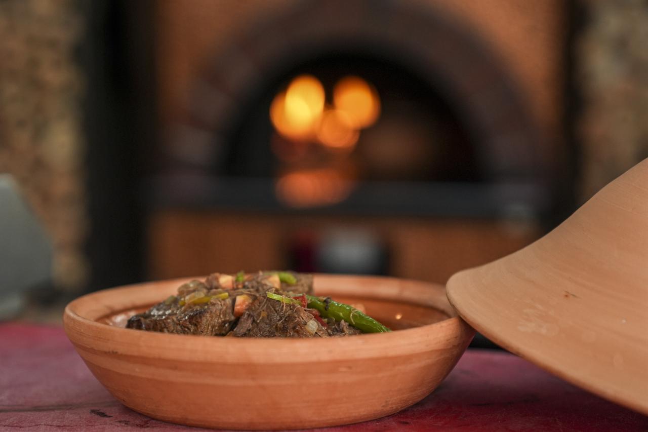 Homaca, a traditional Ankara dish made with bone-in beef, peppers and broth, is served in a clay pot during a preparation demonstration in Ankara, Türkiye, March 14, 2026. (AA Photo)