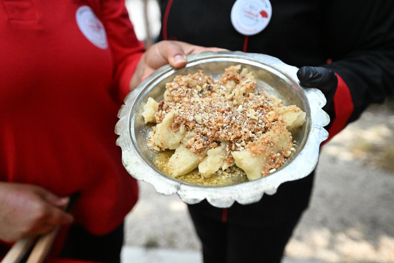 Freshly cooked portions of kedi batmaz are plated before being topped with butter, walnuts and grated kes in Bolu, Türkiye, March 15, 2026. (AA Photo)
