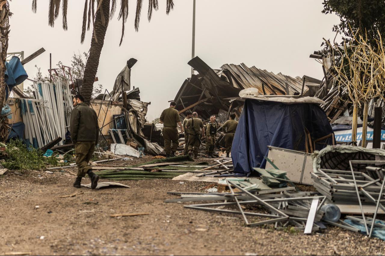 Home front Israeli soldiers check the damage the day after a strike on the outskirts of Tel Aviv on March 14, 2026. (AFP Photo)