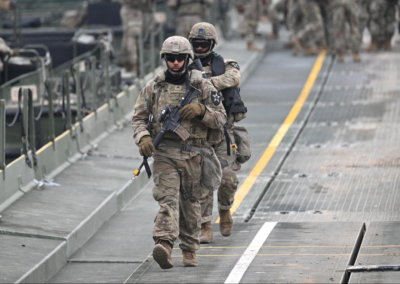 US soldiers cross a river over a floating bridge as they participate in a combined maneuver training with wet gap crossing during the 2026 South Korea-US Freedom Shield military exercise in Yeoncheon, March 14, 2026. (AFP Photo)