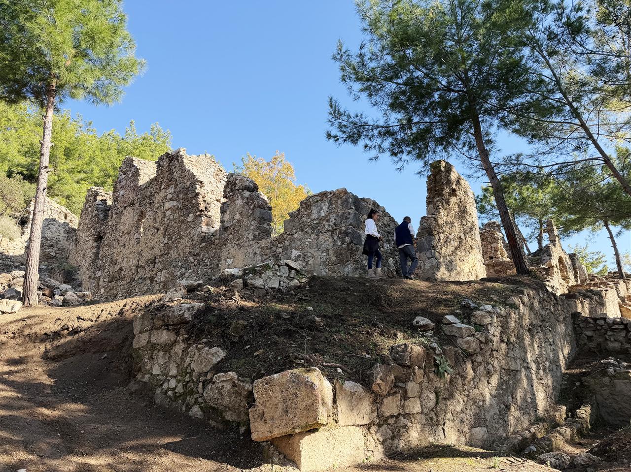Ruins of a large residential structure where archaeologists uncovered a mosaic with an inscription resembling the phrase “let the jealous burst” at the ancient city of Syedra in Alanya, Antalya, Türkiye, March 16, 2026. (AA Photo)