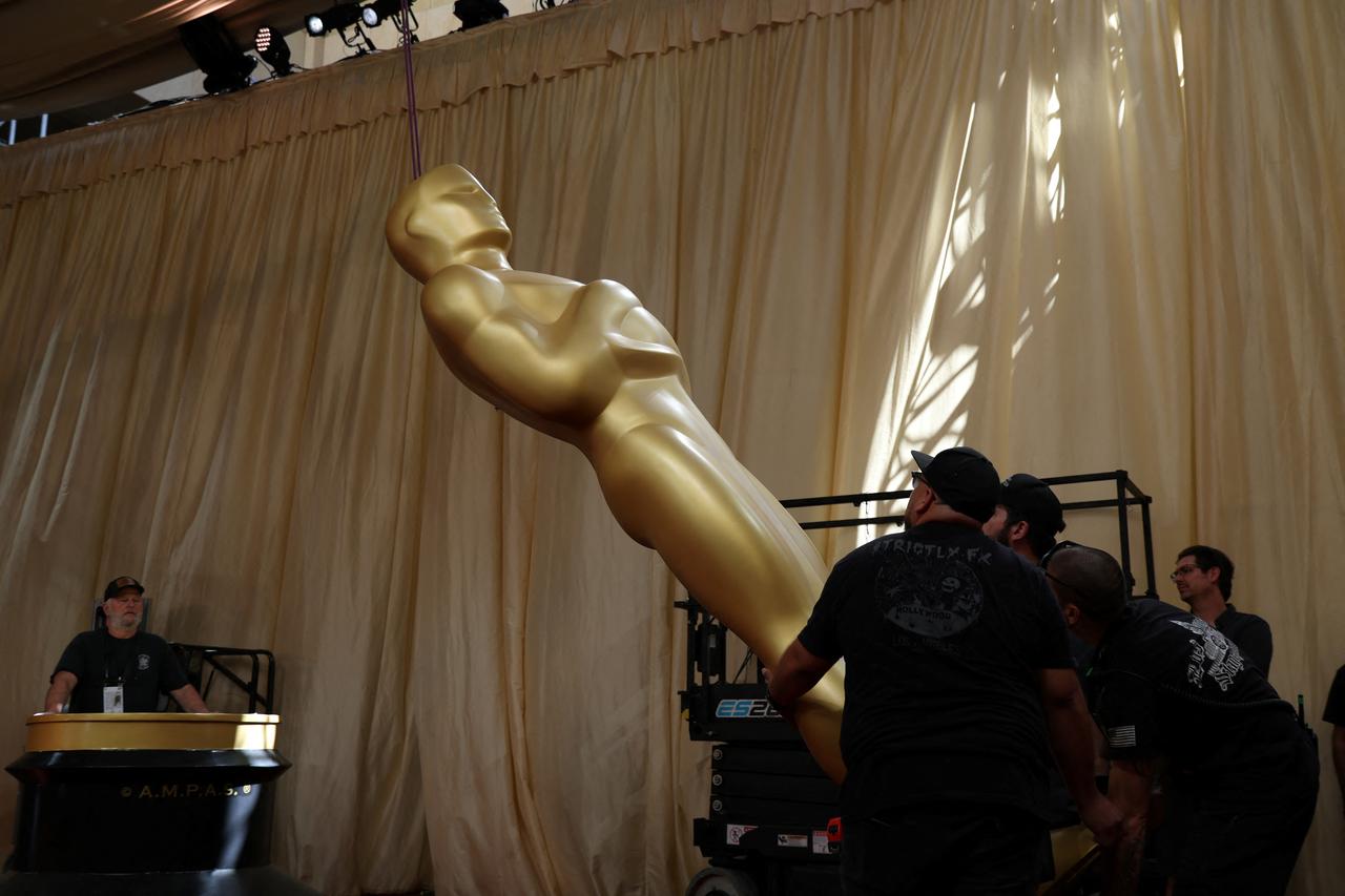 Workers carry an Oscar statue ahead of the 98th Annual Academy Awards outside the Dolby Theatre in Hollywood, United States, March 14, 2026. (AFP Photo)
