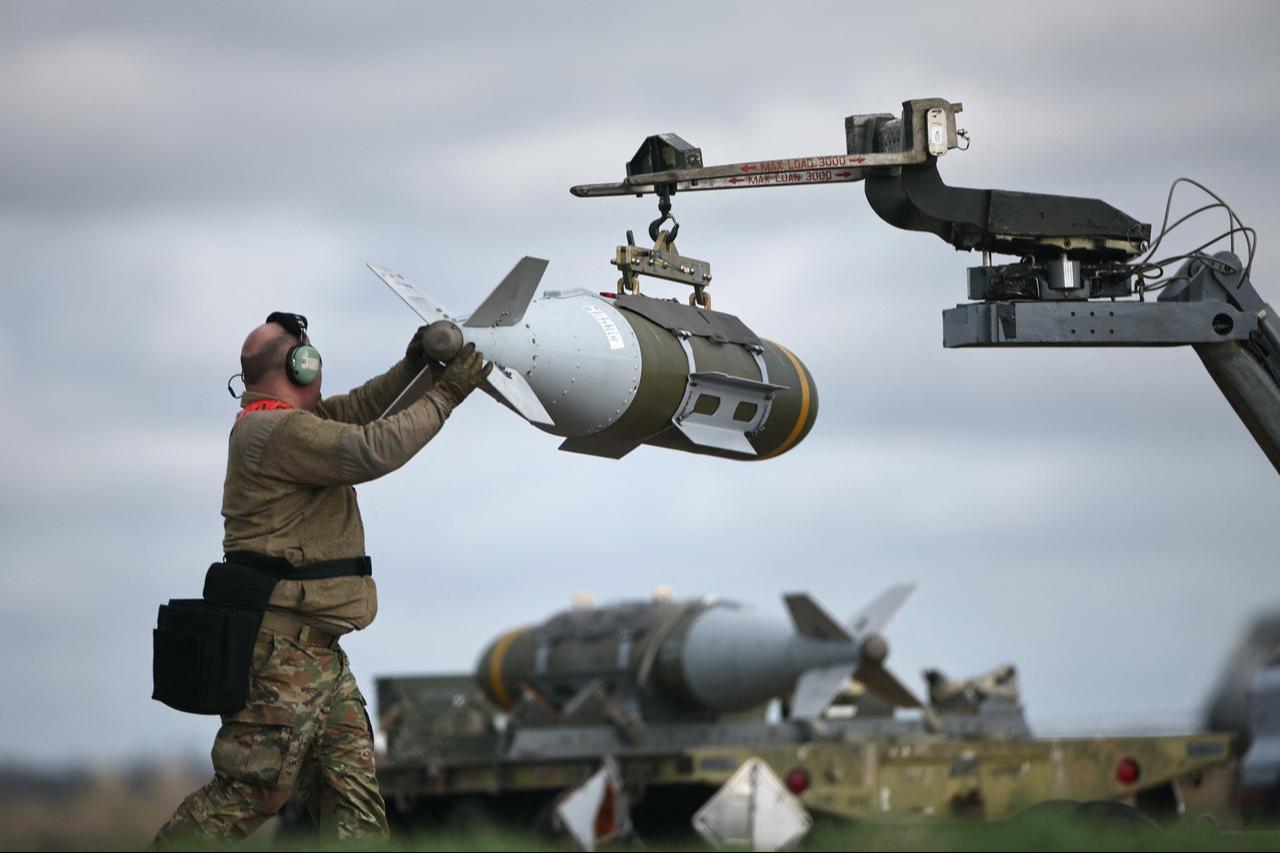 US Military personnel take away Joint Direct Attack Munitions (JDAMs), removed from a US Air Force B-1 Lancer bomber at RAF Fairford in south-west England, March 15, 2026. (AFP Photo)