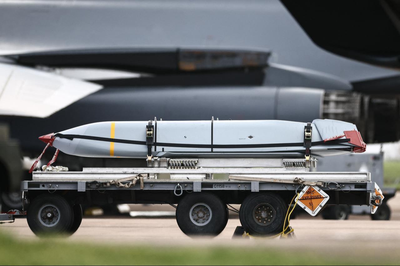 AGM-158 joint air-to-surface standoff cruise missiles, which were unloaded from a US Air Force B-1 Lancer bomber, sit on a cart on the tarmac at RAF Fairford in south-west England, March 11, 2026. (AFP Photo)