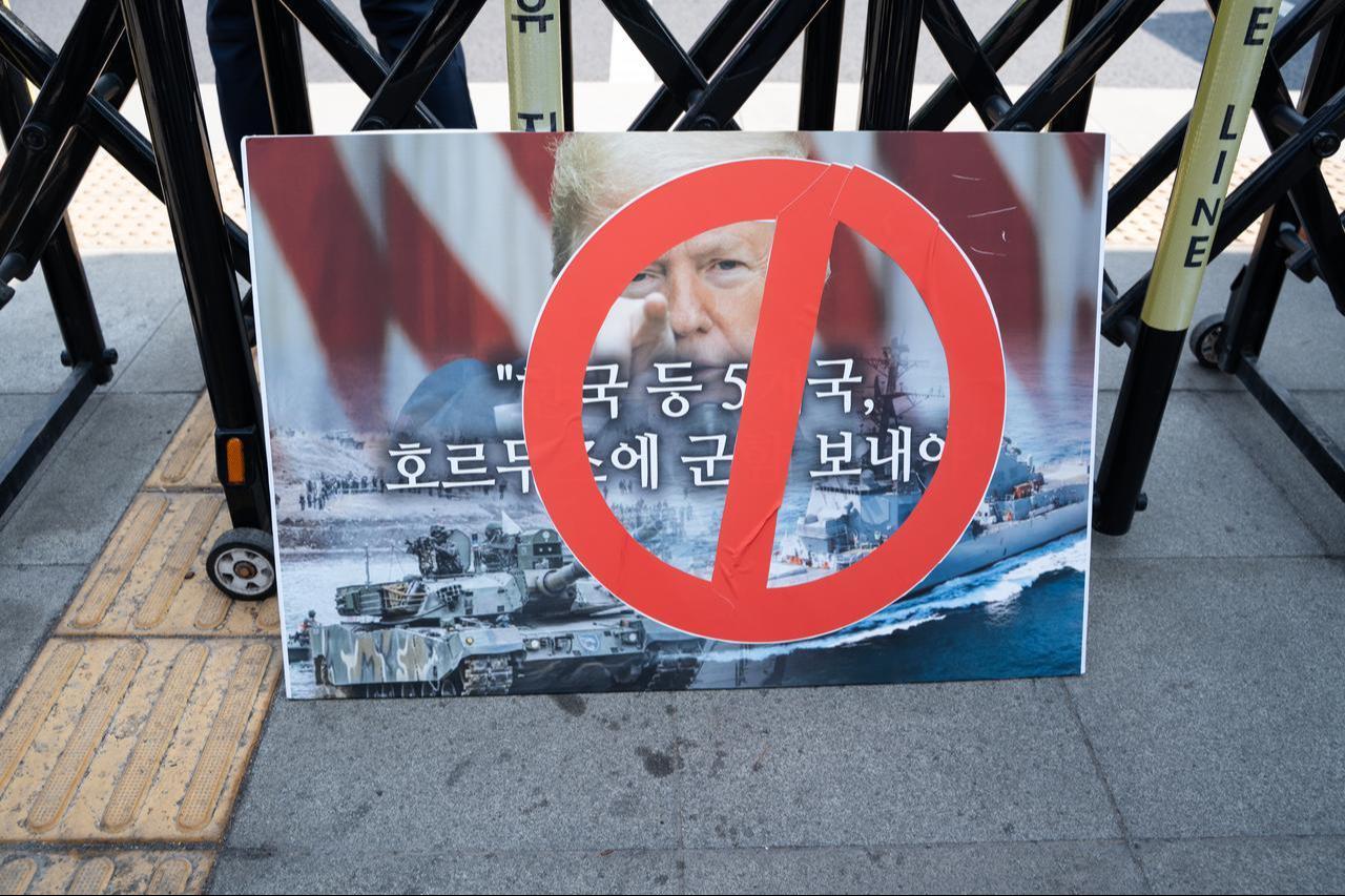 Protesters gather and chant slogans in opposition to the dispatch of South Korean warships to the Strait of Hormuz during a demonstration in front of the U.S. Embassy, March 16, in Seoul, South Korea. (AA Photo)