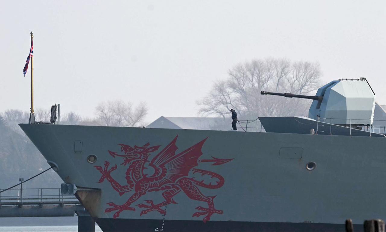 A member of the Armed Forces stands on the deck of HMS Dragon, a Royal Navy Type 45 Daring-class air-defence destroyer warship, moored outside HM Naval Base Portsmouth, on the south coast of England, March 4, 2026. (AFP Photo)