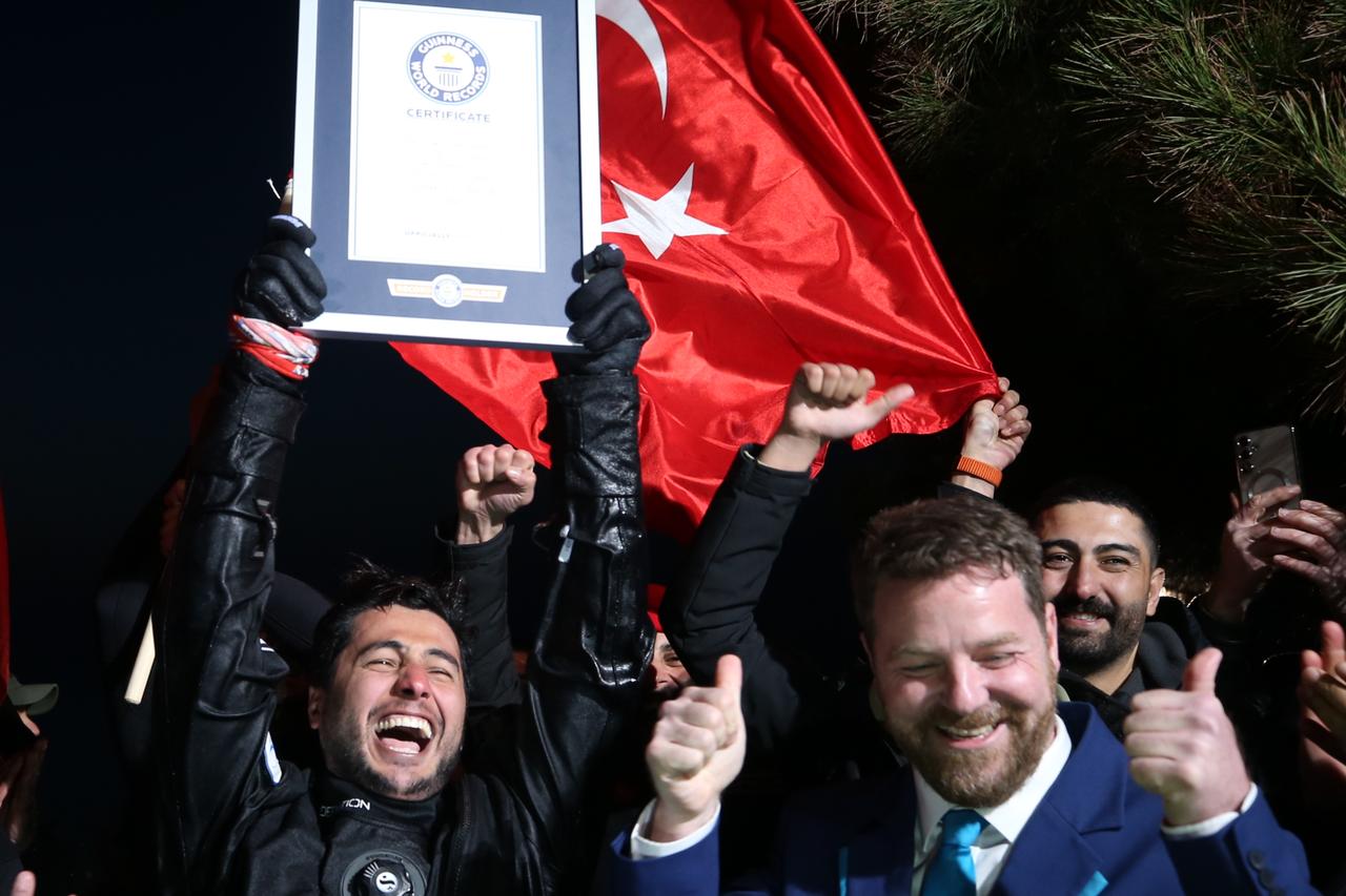 Turkish diver breaks Guinness record with 36-hour cold-water dive in Gallipoli
