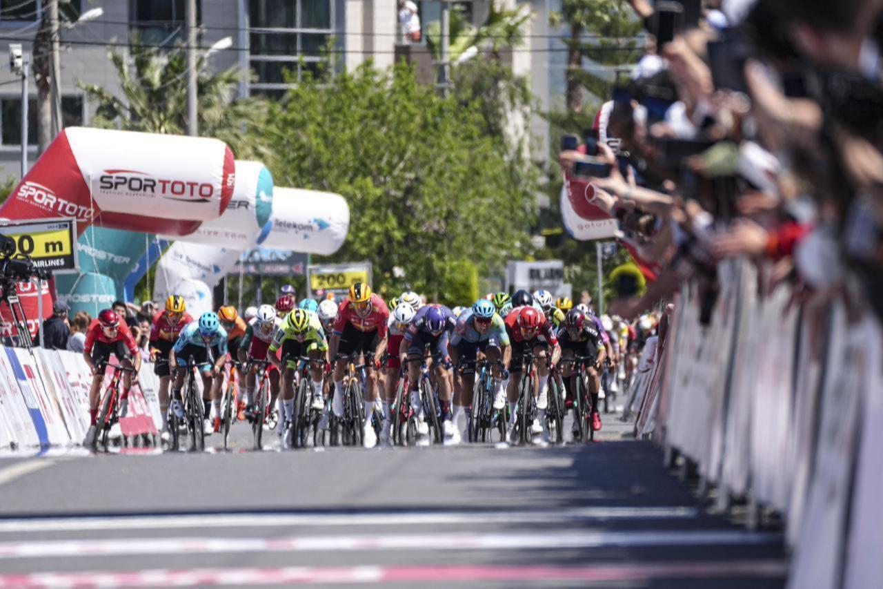 The cyclists pedal in the 7th stage between Selcuk and Cesme within the 60th Presidential Cycling Tour of Türkiye, Izmir, May 3, 2025. (AA Photo)