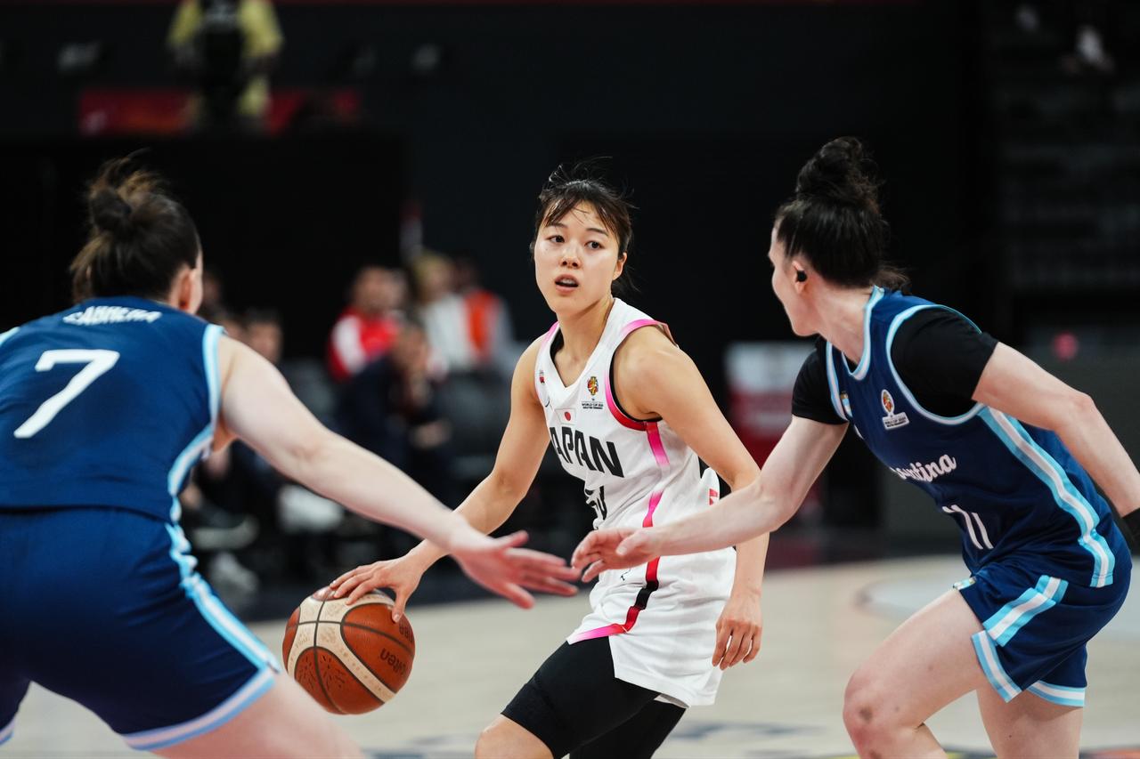 Mai Yamamoto (C) of Japan and Melisa Gretter (R) of Argentina battle for the ball during the FIBA Women’s World Cup Qualifiers Group C match between Japan and Argentina at the Turkcell Basketball Development Center in Istanbul, Türkiye, March 17, 2026. (AA Photo)
