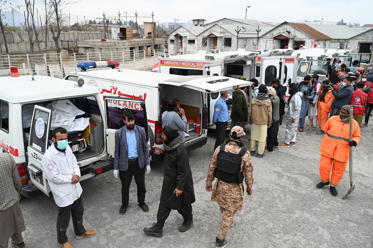 Ambulances carrying the victims' bodies arrive at the site as Afghans wait for their deceased relatives after Pakistani airstrikes hit the Omid Addiction Treatment Hospital in Kabul, on March 17, 2026. (AFP Photo)
