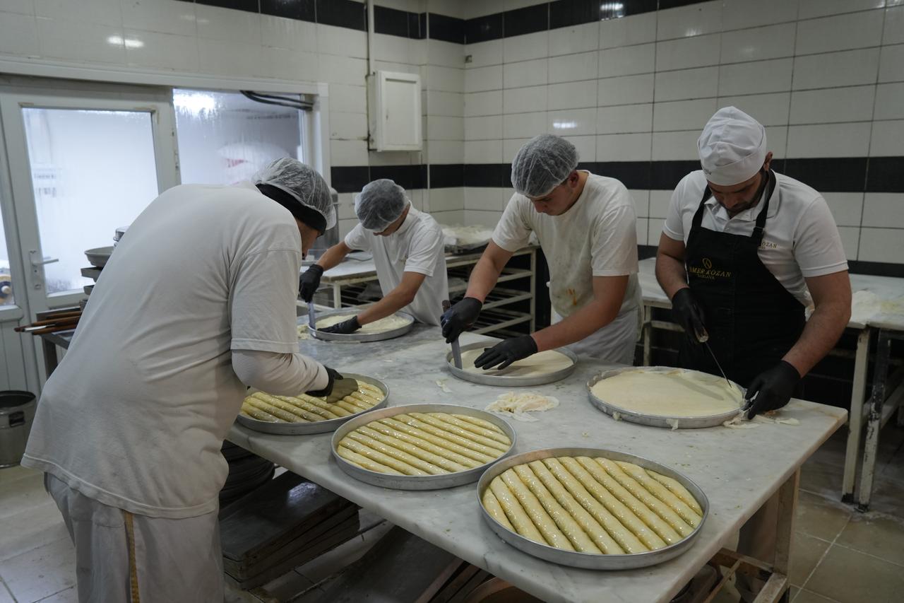 With rising demand across the city, daily baklava production has reached 20 tons, while businesses are working overtime to fulfill orders. Gaziantep, Türkiye, March 17, 2026. (IHA Photo)