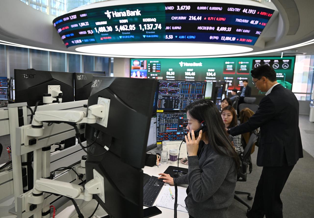 Currency dealers monitor exchange rates in a foreign exchange dealing room at the Hana Bank headquarters in Seoul, March 13, 2026. (AFP Photo)