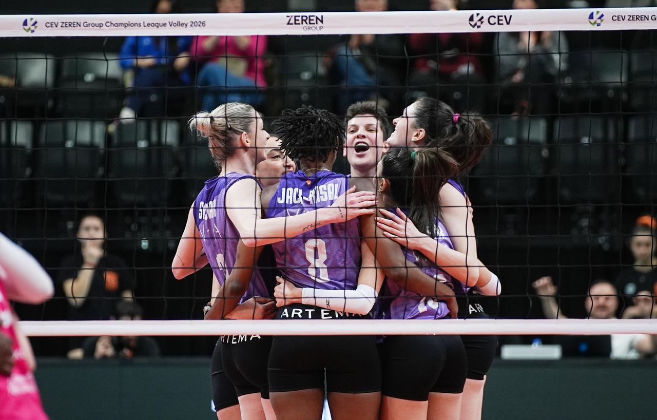 Eczacibasi Dynavit players celebrate after a point during the CEV Zeren Group Women’s Champions League quarter-final first leg match against KS Developres, Istanbul, Türkiye, March 11, 2026. (AA Photo)