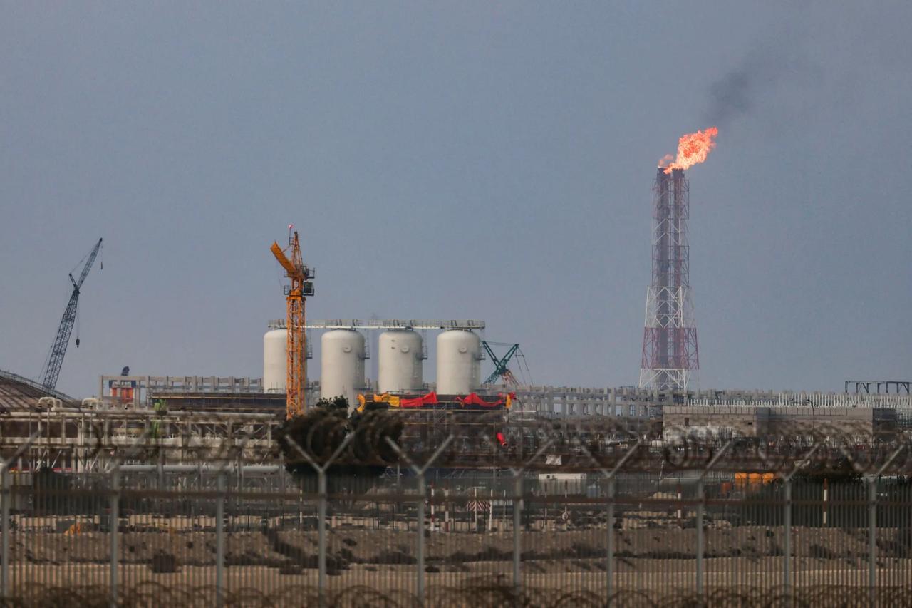 A gas flare burns at an industrial facility in Ras Laffan Industrial City, Qatar. (AFP Photo)