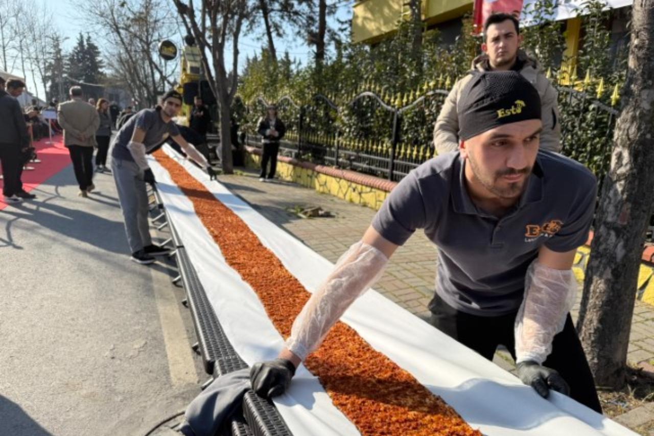 Lahmacun master breaks Guinness World Record with 63-meter flatbread in Istanbul