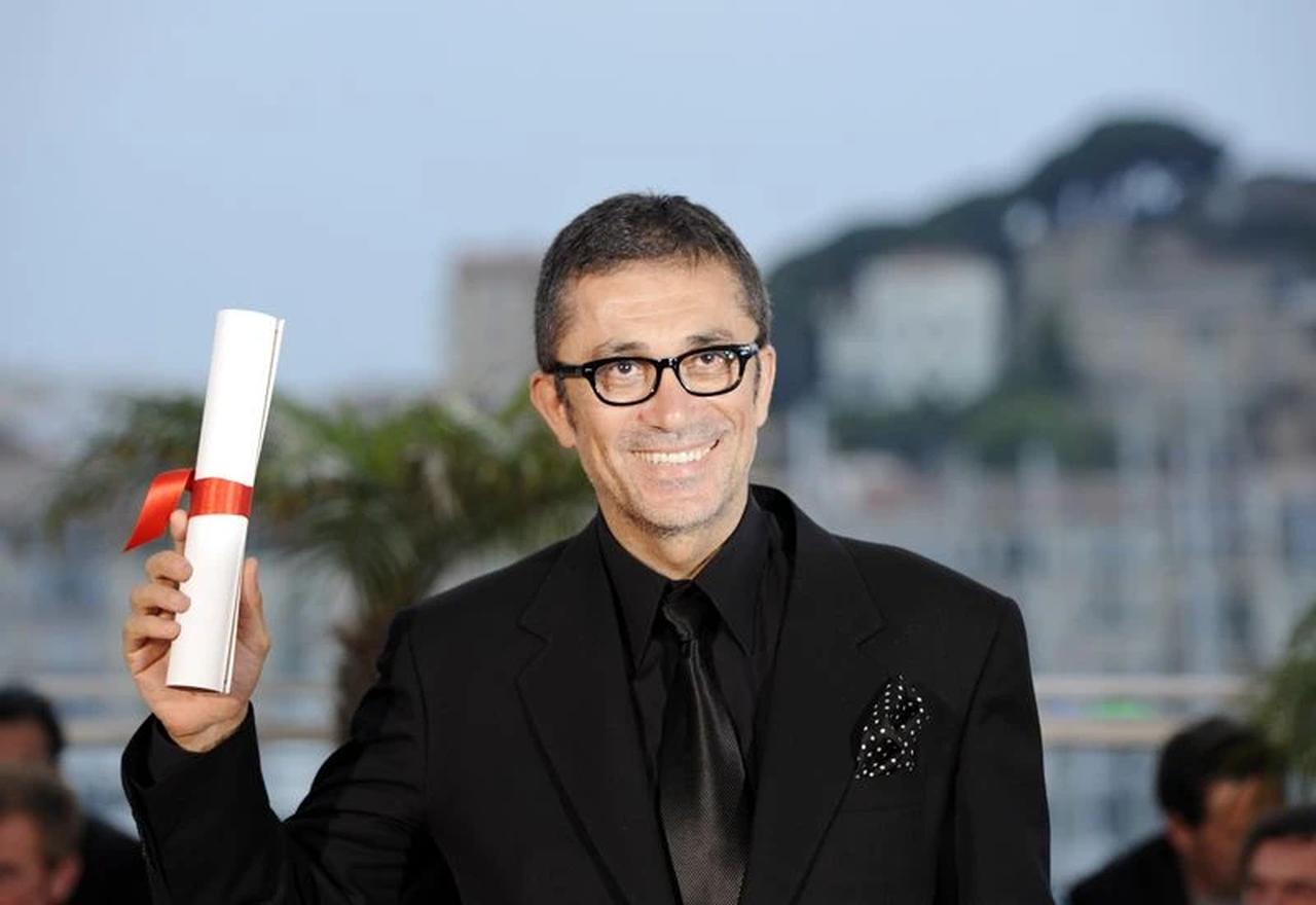 Nuri Bilge Ceylan poses after winning the Grand Prix ex aequo for "Once Upon a Time in Anatolia" (Bir Zamanlar Anadolu’da) at the Cannes Film Festival, May 22, 2011. (AFP Photo)