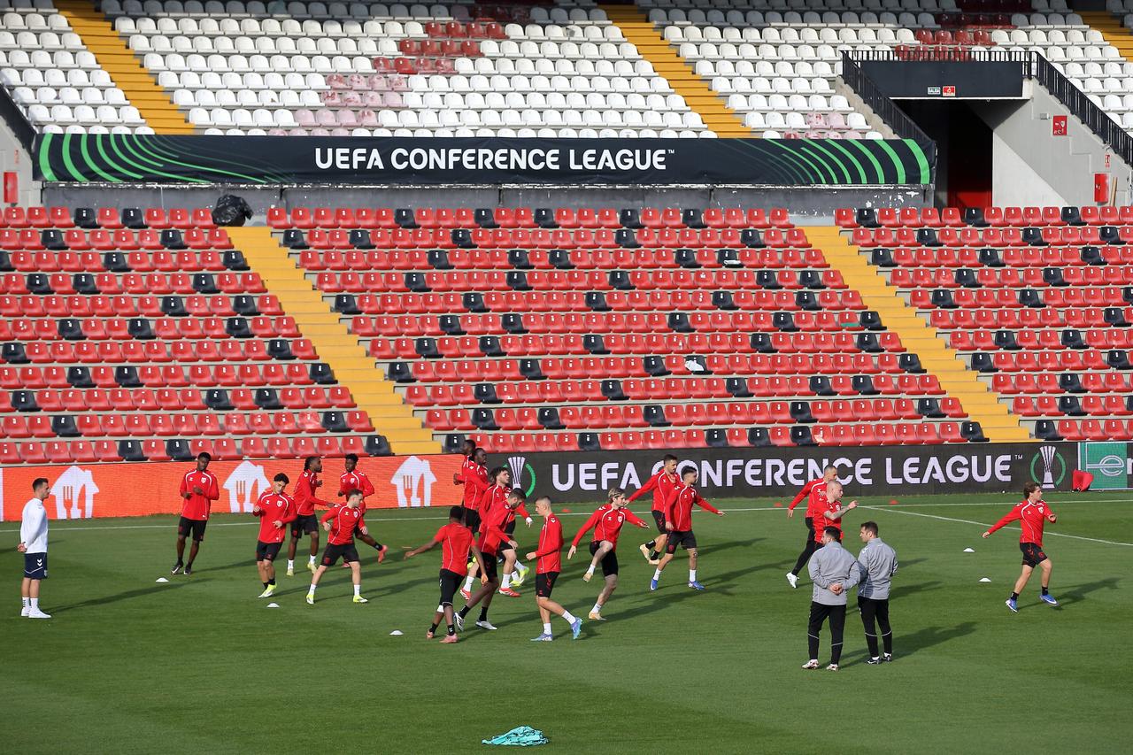 Samsunspor players take part in a training session ahead of their UEFA Europa Conference League Round of 16 second-leg match against Rayo Vallecano at Vallecas Stadium in Madrid, Spain, March 18, 2026. (AA Photo)