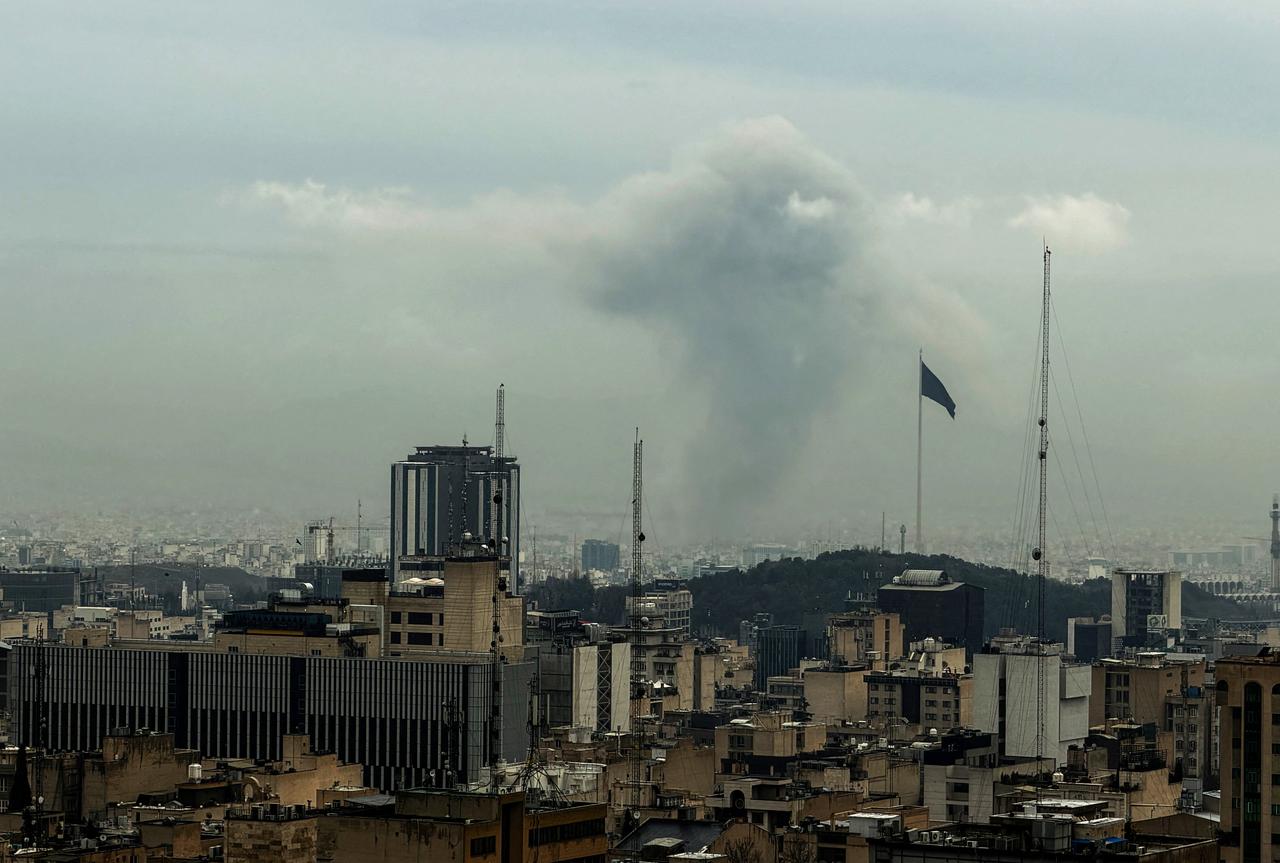 A plume of smoke rises from the site of a strike in Tehran on March 16, 2026. (AFP Photo)