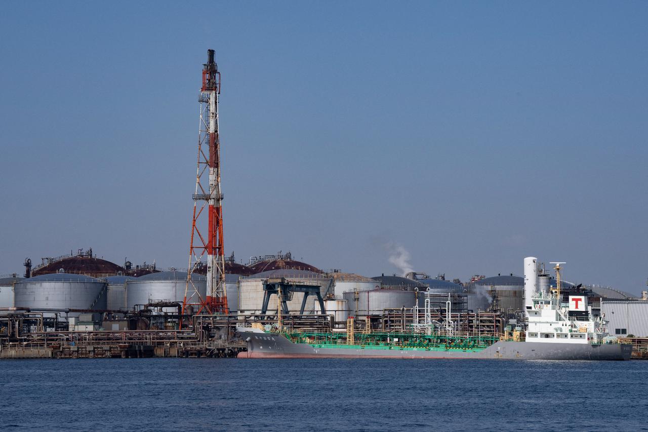 US mulls unsanctioning 140M barrels of Iranian oil at sea to ease prices