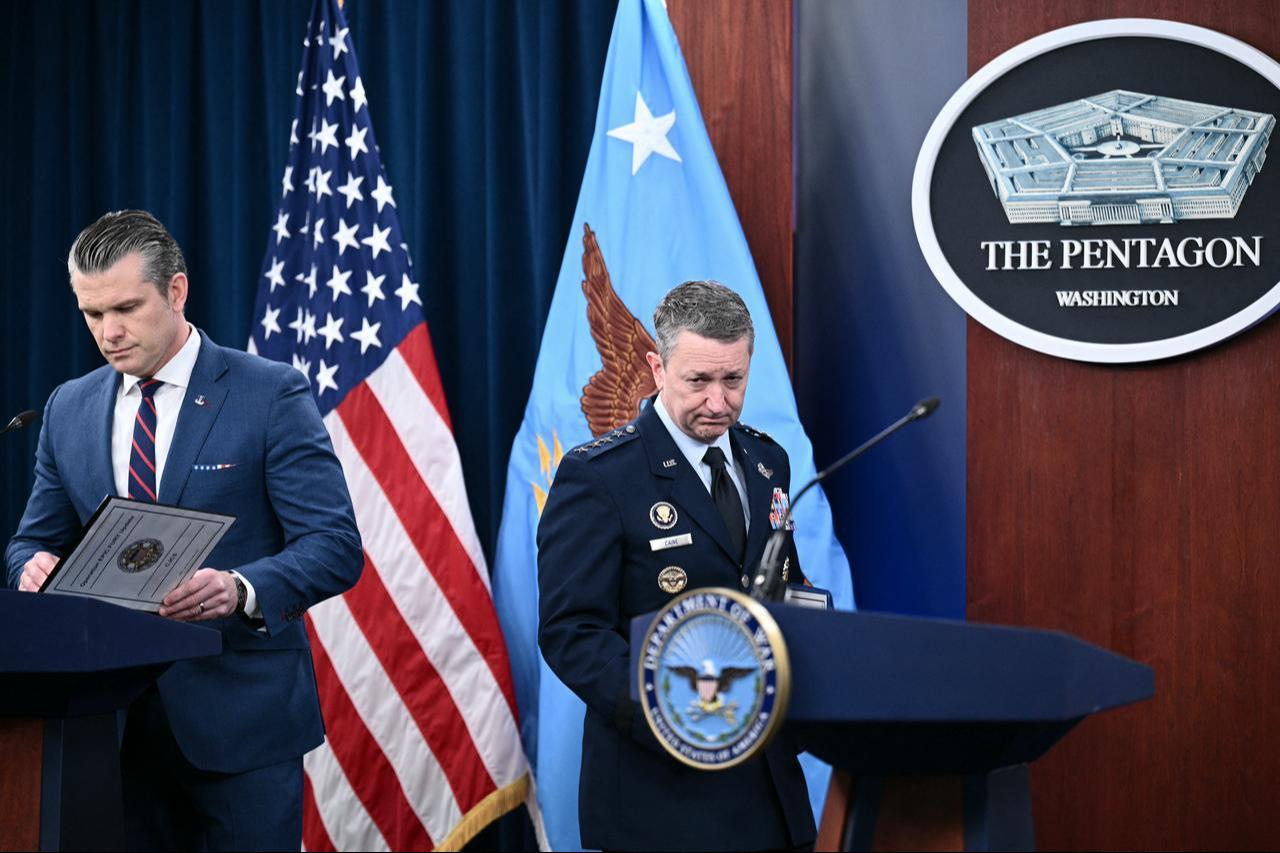 (L/R) US Defense Secretary Pete Hegseth and the Chairman of the Joint Chiefs of Staff, General Dan Caine, arrive for a press conference on US military action in Iran at the Pentagon in Washington, DC, March 2, 2026. (AFP Photo)