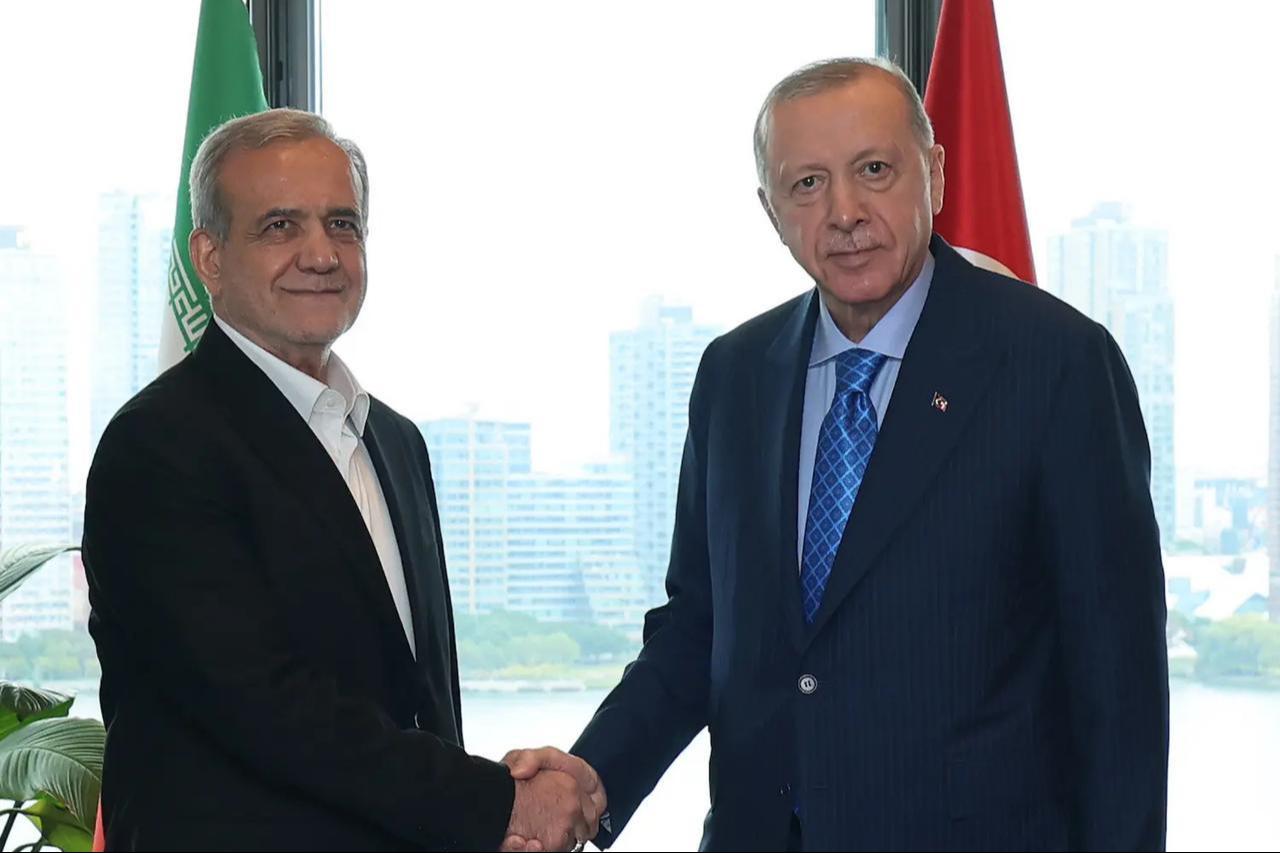 Turkish President Recep Tayyip Erdogan (right) shakes hands with Iranian President Masoud Pezeshkian during a meeting in Ankara, Türkiye. (AA Photo)