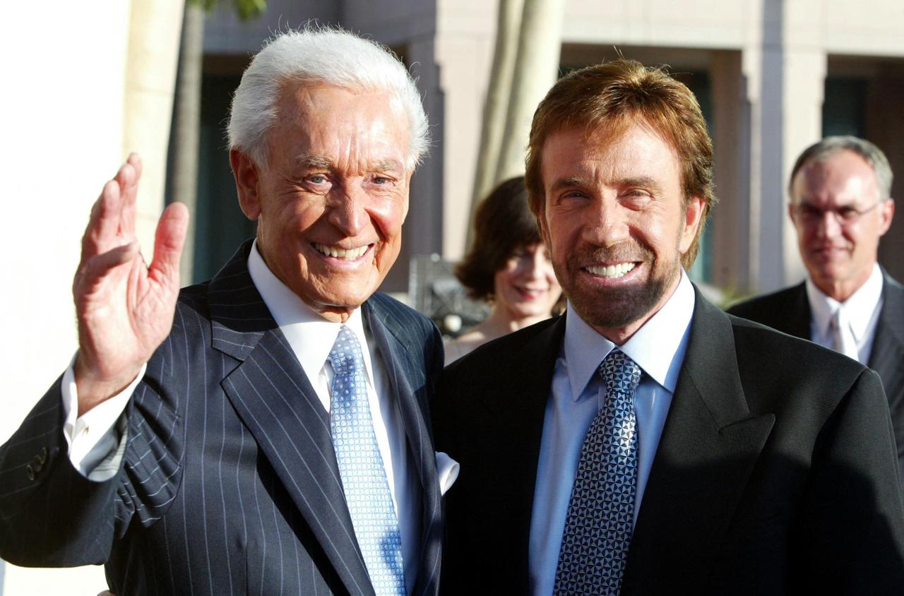 The Price is Right Game Show Host Bob Barker (L) poses with Actor Chuck Norris in North Hollywood, California  on June 26, 2004. (AFP File Photo)