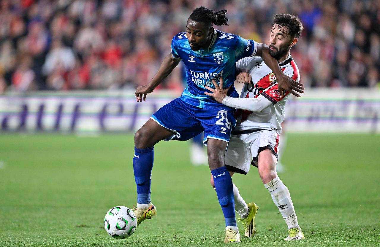 Antoine Makoumbou (L) of Samsunspor in action against Unai Lopez (R) of Rayo Vallecano during the UEFA Conference League Round of 16 second-leg between Rayo Vallecano and Samsunspor at Vallecas Stadium in Madrid, Spain, March 18, 2026. (AA Photo)