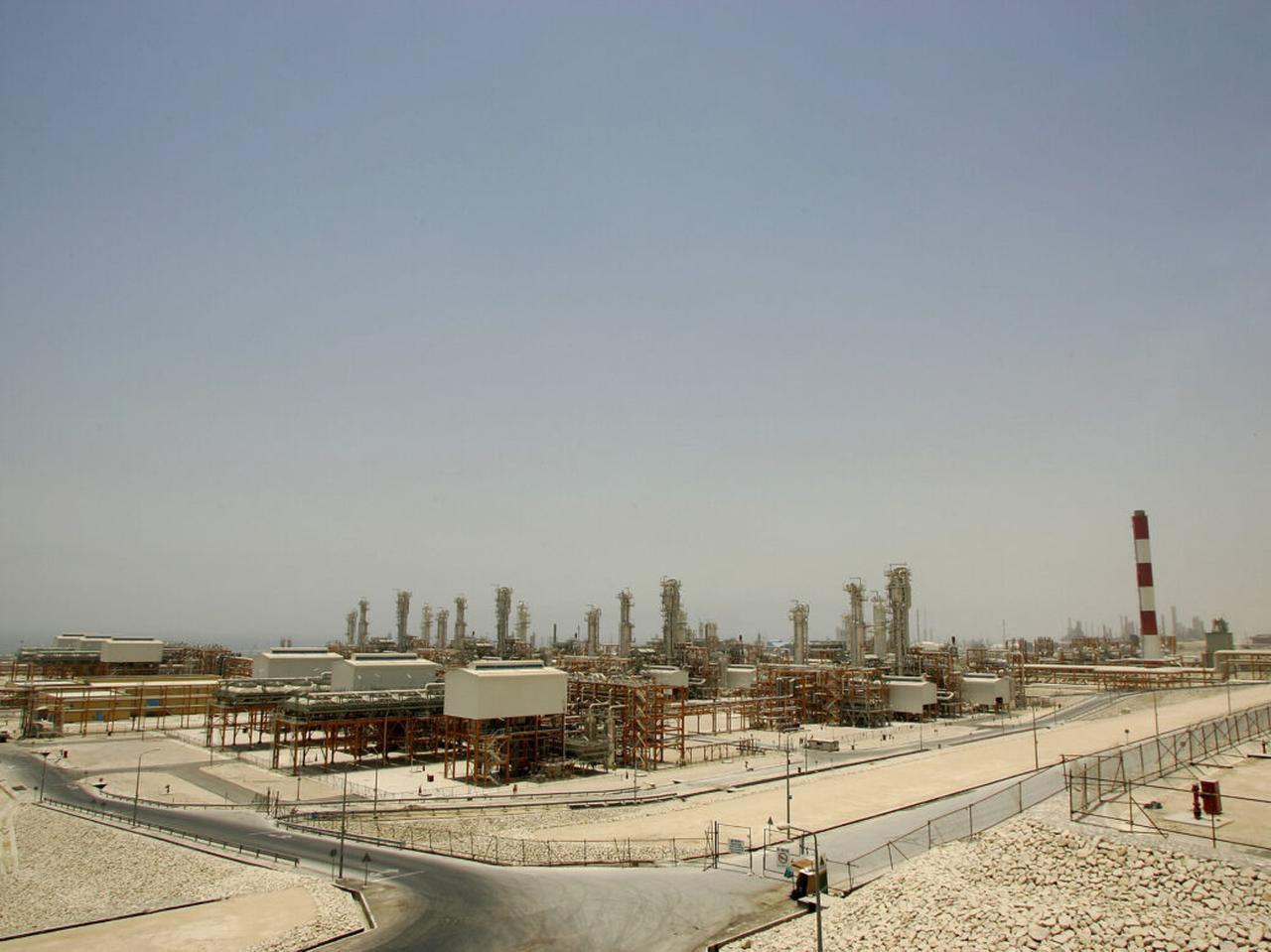 A general view shows the massive 'South Pars' gas field development phases 6, 7 and 8 onshore facilities in the Iranian Gulf coastal town of Assaluyeh, 22 June 2005. (AFP Photo)