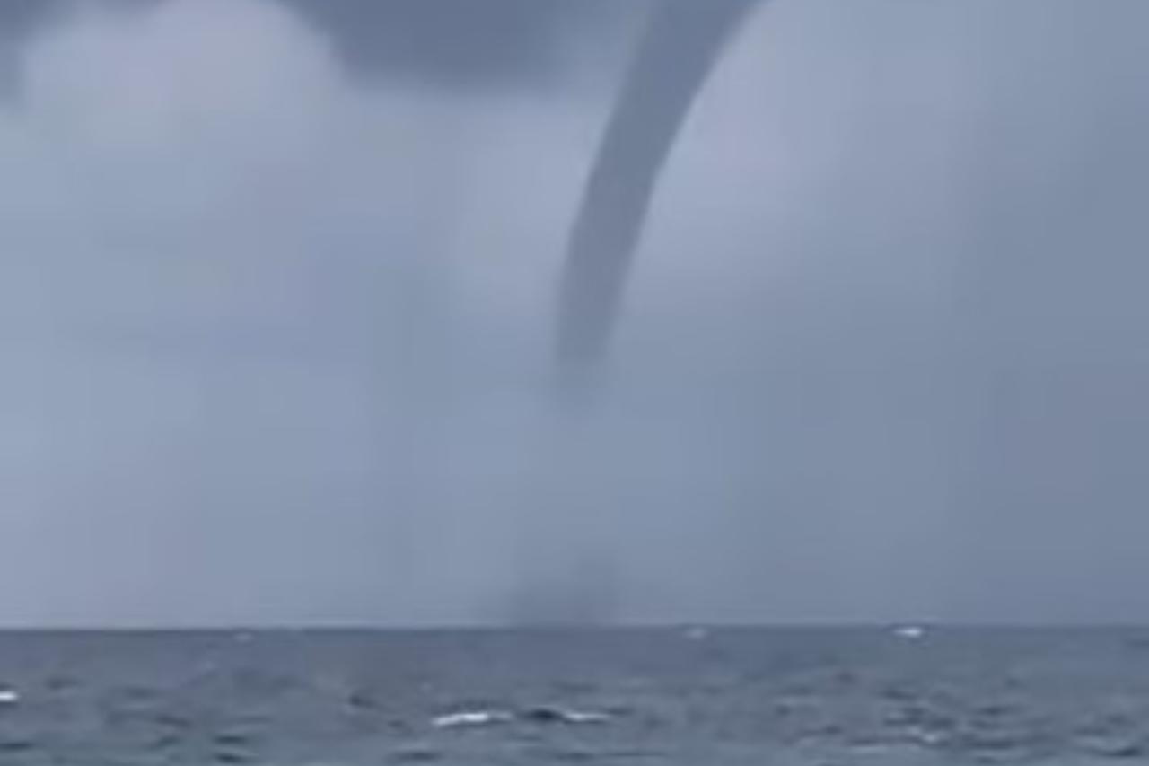 Sea tornado forms over Türkiye's Antalya, no damage reported