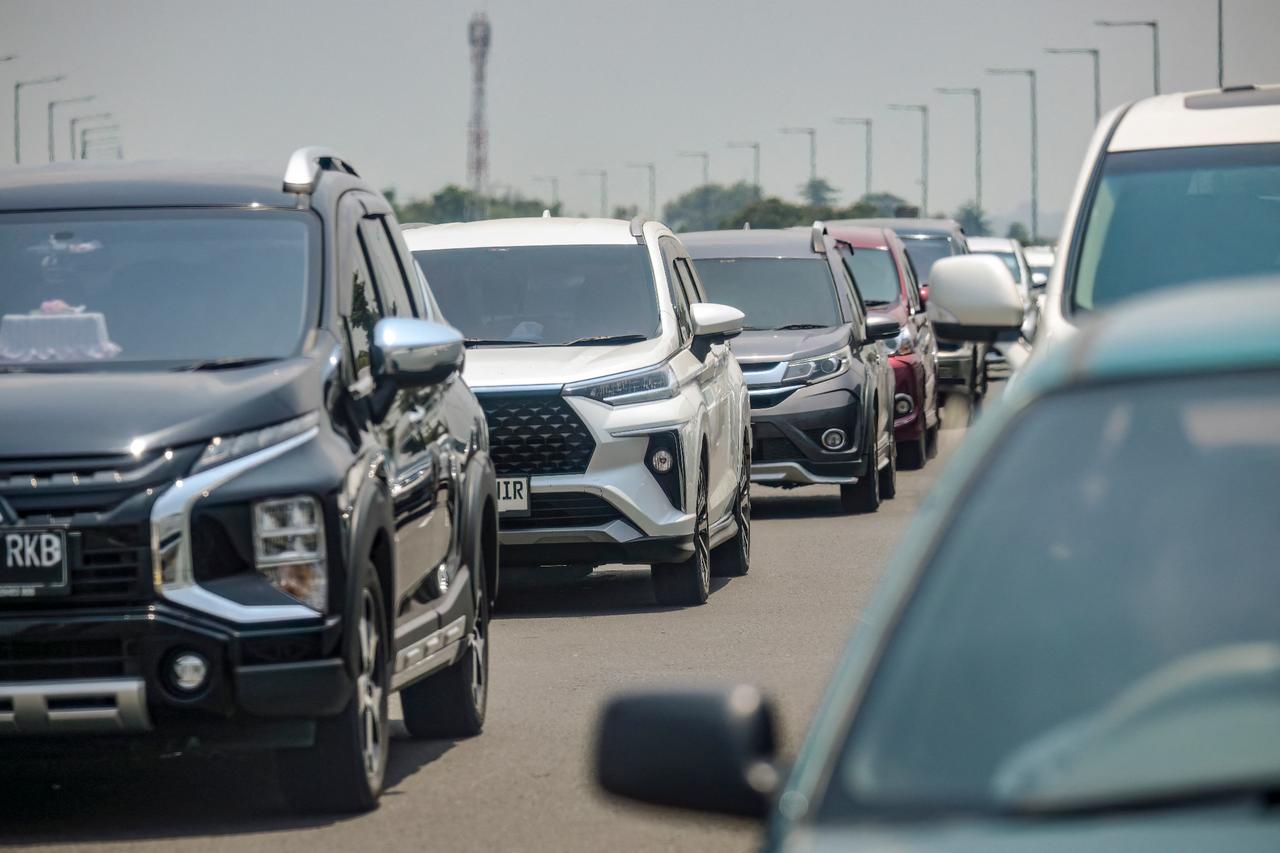 Skip flights, slow down and work from home to ease oil stress: IEA