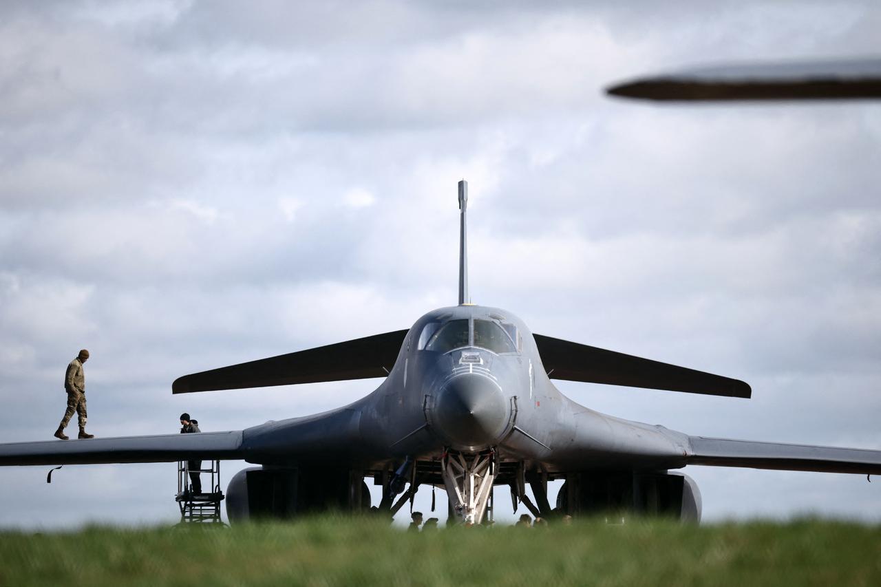 Members of the US Air Force (USAF) work on a USAF B-1 Lancer bomber jet parked on the tarmac at RAF Fairford in south-west England on March 10, 2026. (AFP Photo)