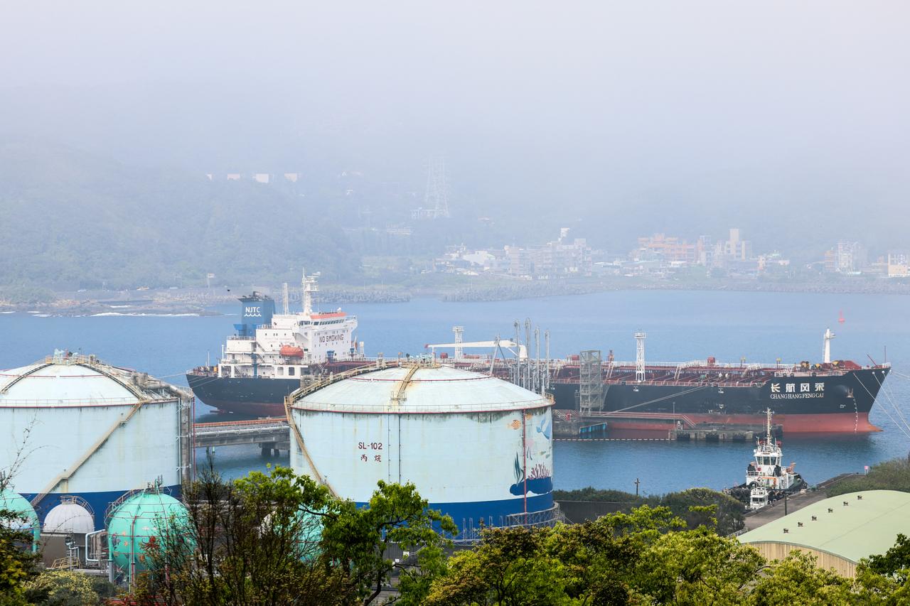 Brent holds at $112 in third week of Hormuz choke as markets price in inflation