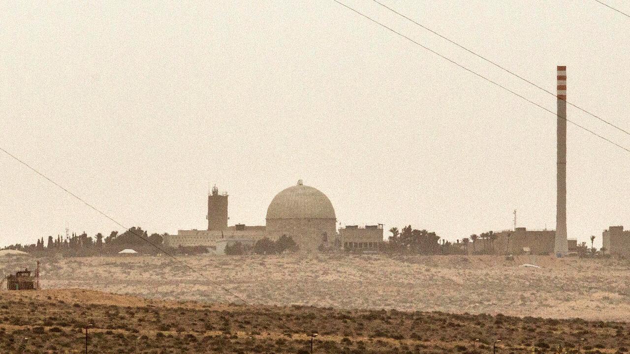 A picture taken on March 8, 2014, shows a partial view of the Dimona nuclear power plant in the southern Israeli Negev desert. (AFP Photo)