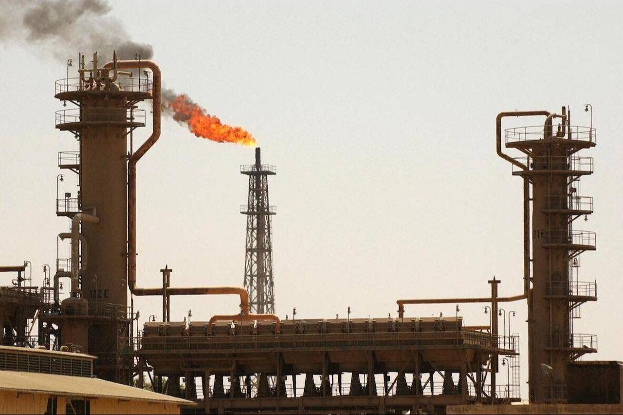 A general view shows Iraq's largest oil refinery in the northern town of Baiji, August 5, 2003. (AFP Photo)