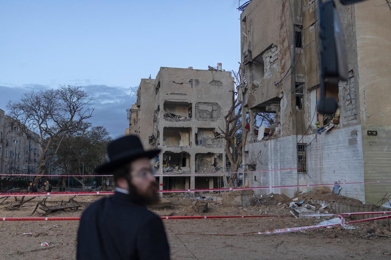 An Israeli Orthodox Jew inspects the site of an Iranian missile strike in Arad on March 22, 2026. (AFP Photo)
