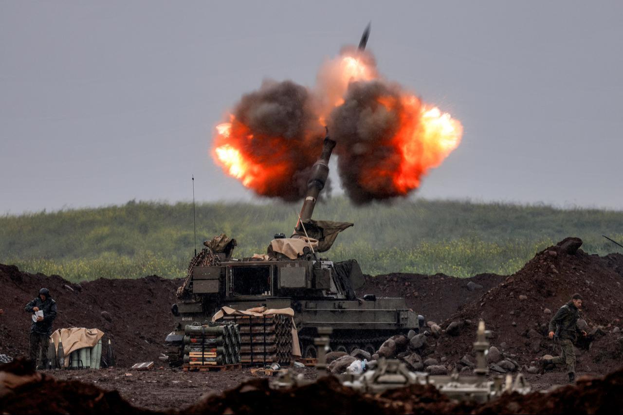 An Israeli self-propelled howitzer artillery gun fires rounds towards southern Lebanon from a position in the upper Galilee in northern Israel near the border, March 20, 2026. (AFP Photo)