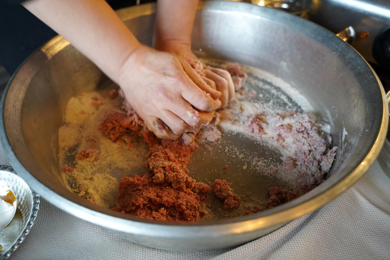 Minced meat, rice and spices are kneaded together to prepare the small meatballs used in yuvalama in Türkiye, March 22, 2026. (AA Photo)