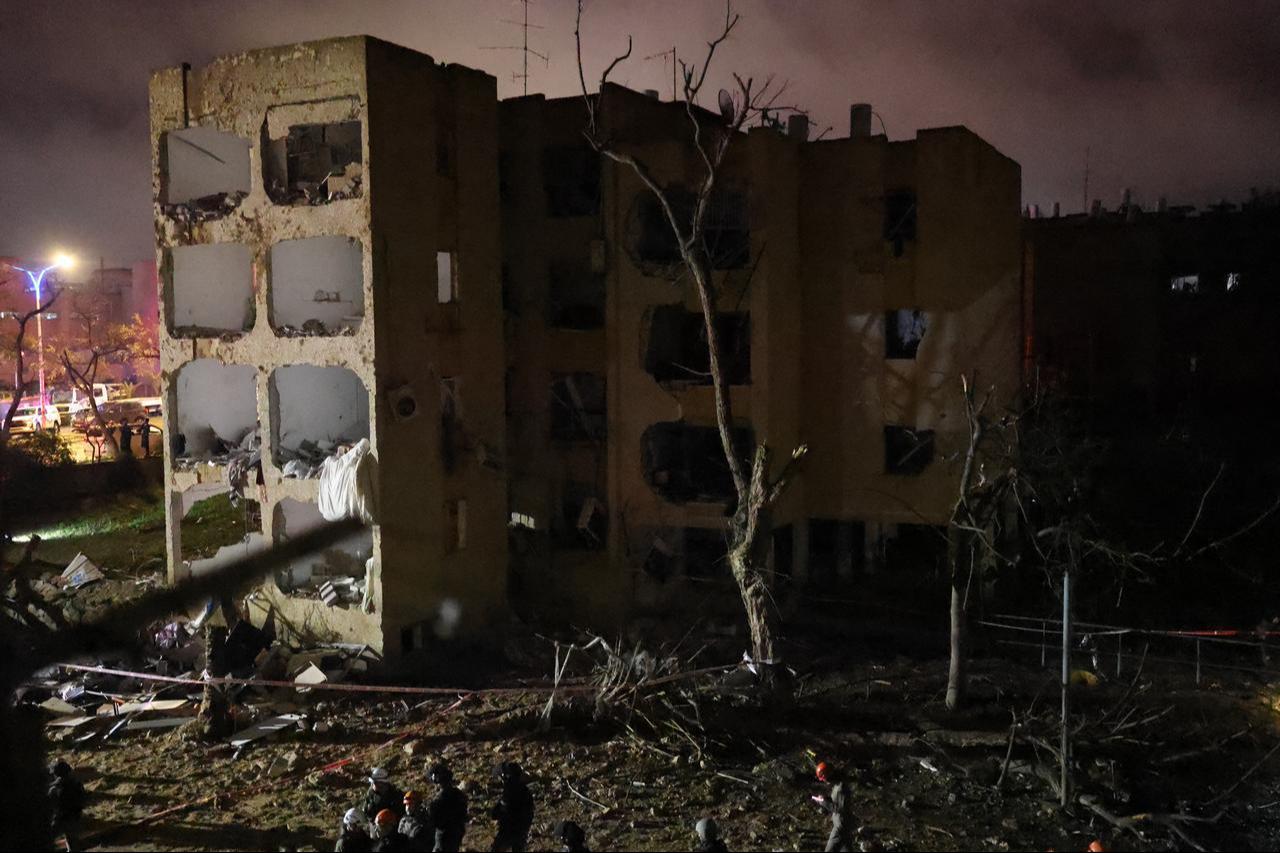 First responders inspect the site of an Iranian missile strike in Arad early on March 22, 2026. (AFP Photo)
