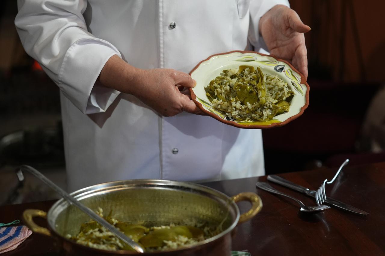 Chef Handan Kaygusuzer prepares olive oil artichoke dolma, a seasonal dish associated with spring in Izmir cuisine, in Izmir, Türkiye, March 16, 2026. (AA Photo)
