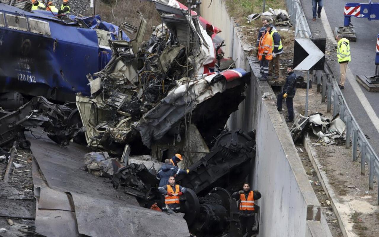Workers, aided by a crane, attempt to clear debris from the railway tracks following a train collision in Tempe, approximately 376 kilometers (235 miles) north of Athens, near Larissa, Greece, on March 2, 2023. (AFP Photo)