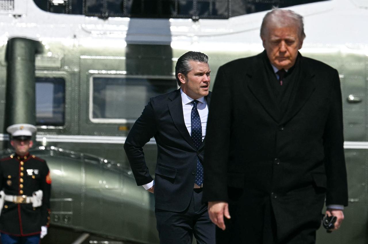 (L/R) US Secretary of Defense Pete Hegseth and US President Donald Trump walk to board Air Force One at Joint Base Andrews, Maryland,  March 18, 2026. (AFP Photo)