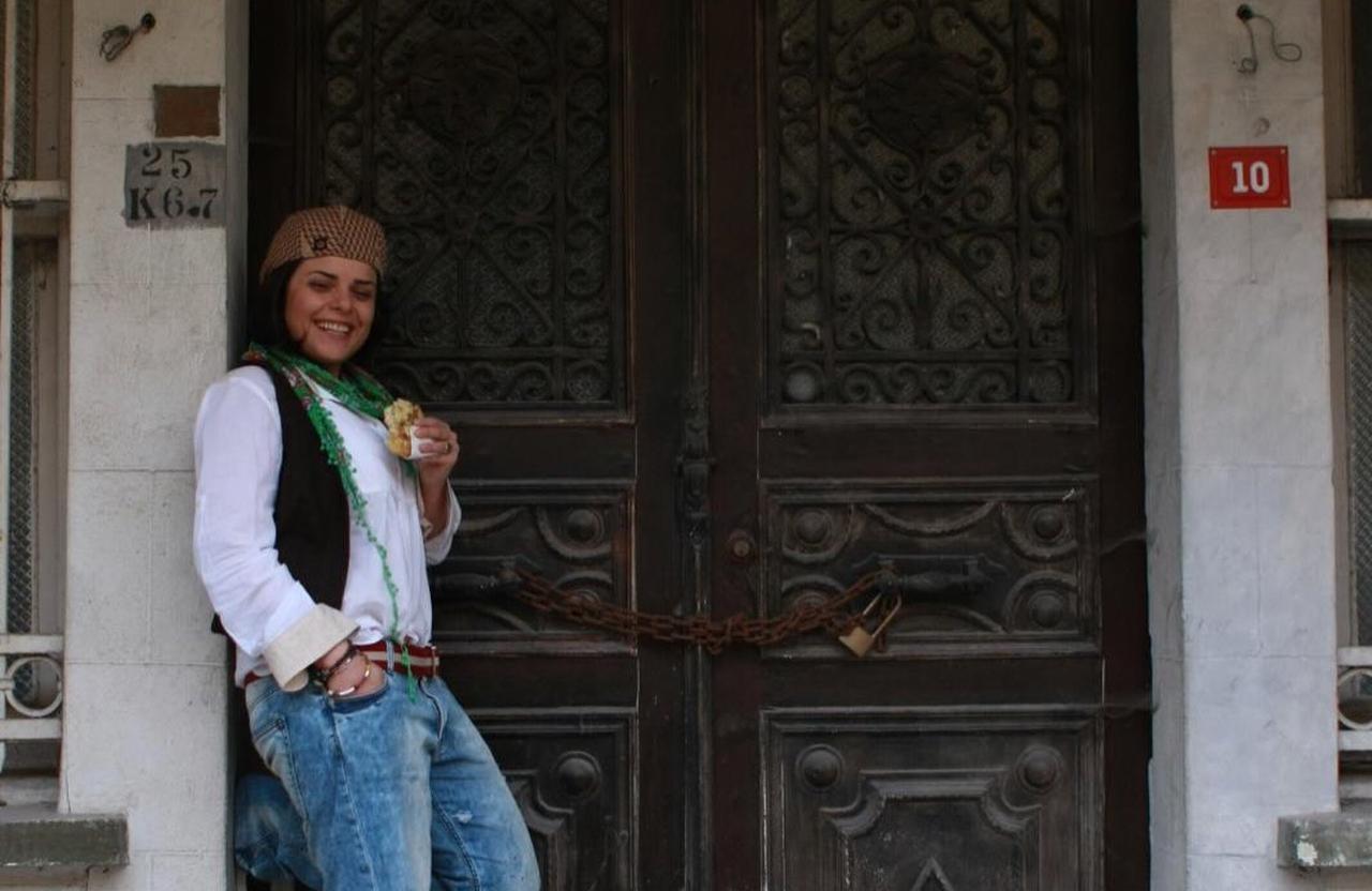Chef Refika Birgul poses with traditional street food in front of a historic doorway, Istanbul, Türkiye, March 13, 2026. (Instagram /@refikabirgul)