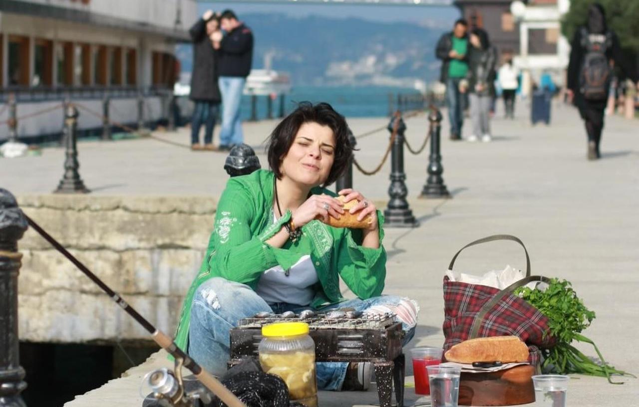 Chef Refika Birgul grills and eats a sandwich by the waterfront, Istanbul, Türkiye, March 13, 2026. (Instagram /@refikabirgul)