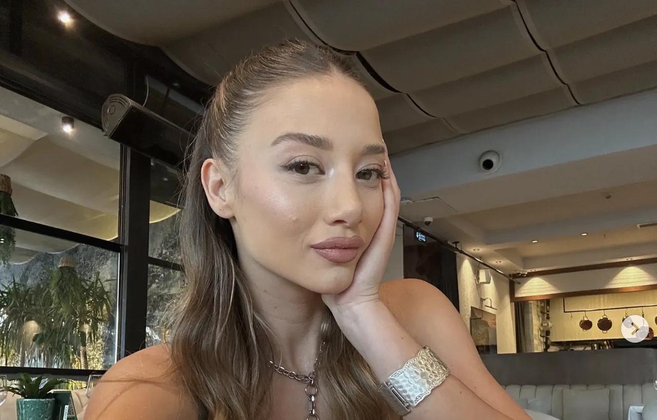 Singer Aleyna Kalaycioglu poses in a restaurant setting, Istanbul, Türkiye, March 20, 2026. (Photo via Türkiye Daily)