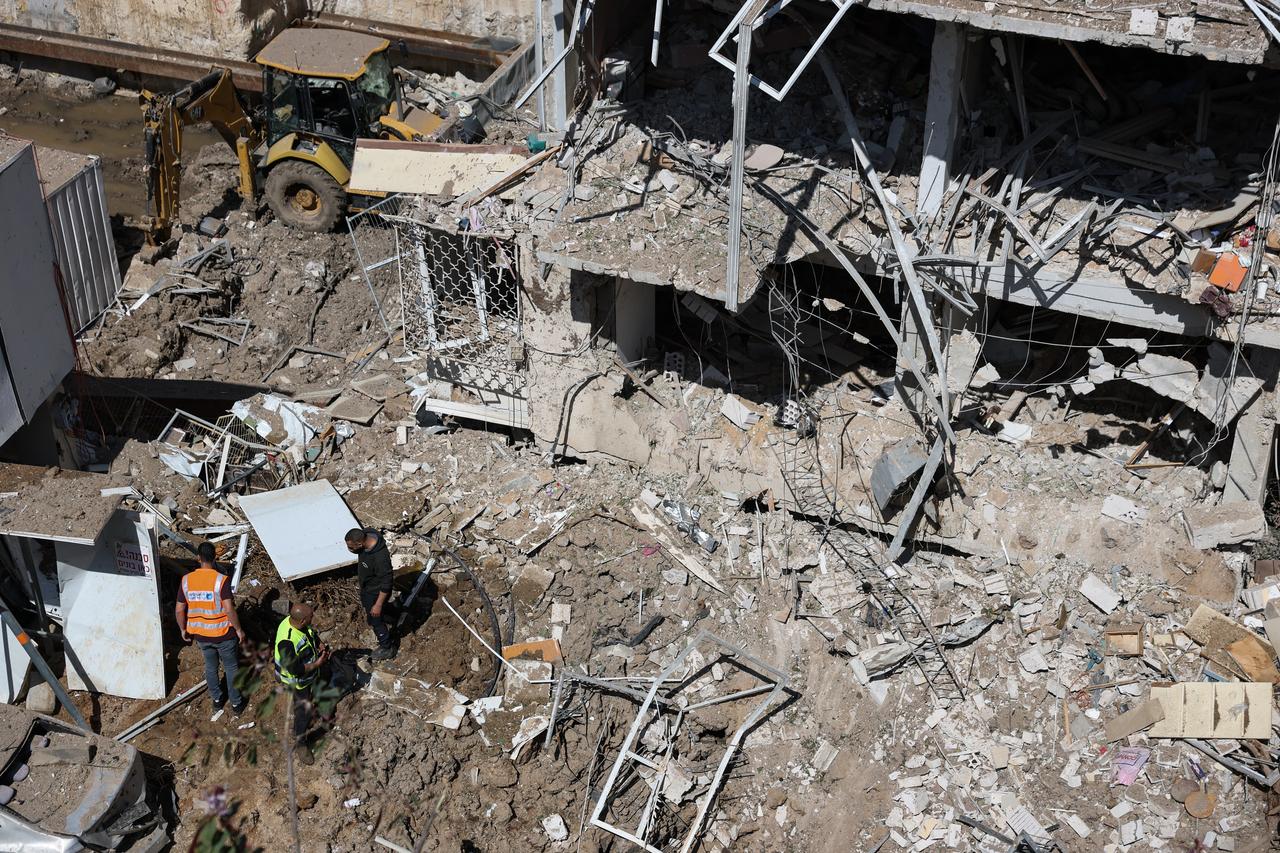 Israeli emergency service personnel gather at the site of an Iranian missile strike in Tel Aviv, Israel on March 24, 2026. (AFP Photo)