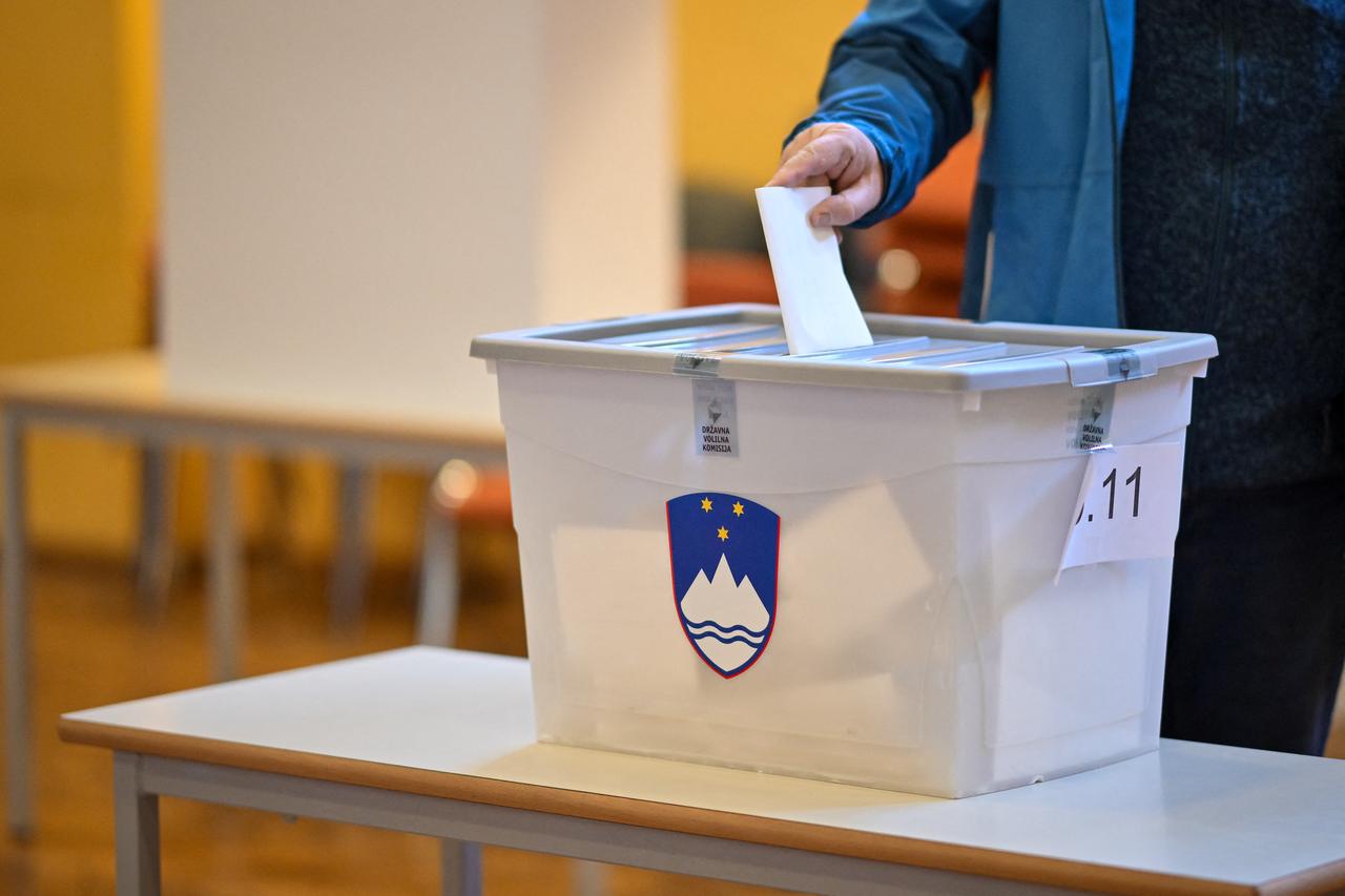 A voter casts their ballot during the general election in Radomlje on March 22, 2026. (AFP Photo)