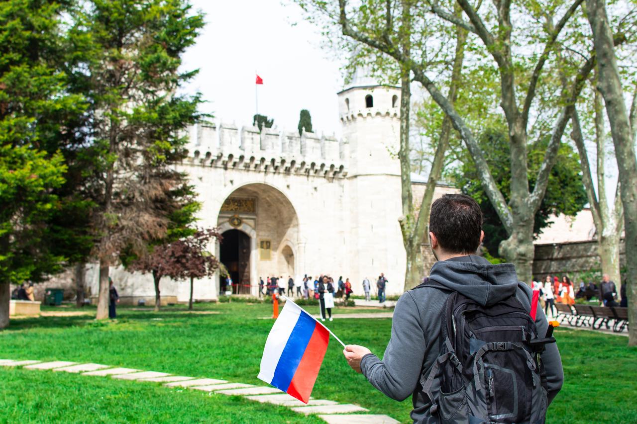 Russian tourists shift to Türkiye as Gulf travel collapses amid Iran war